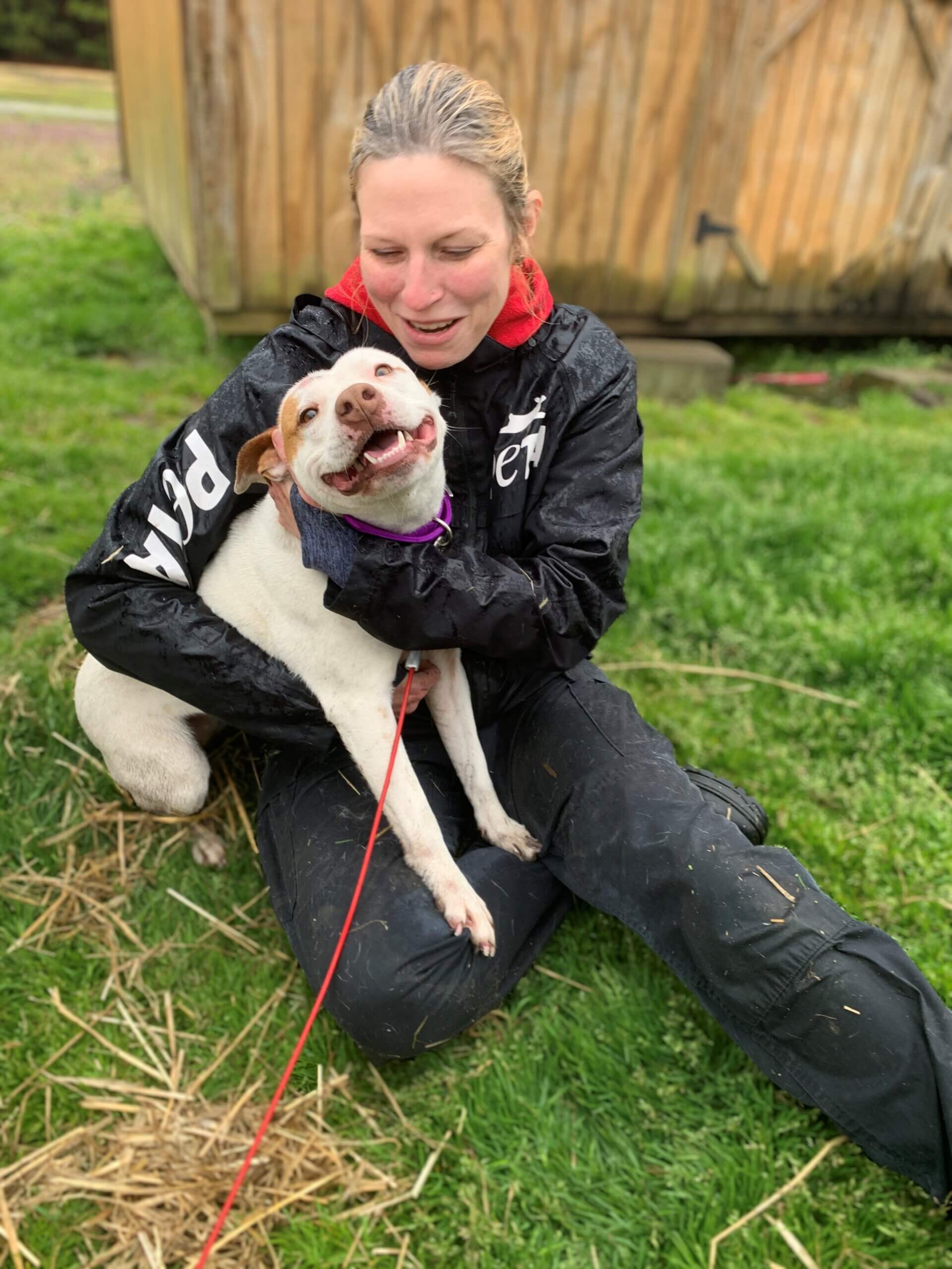 Trabajador de campo de PETA con perro sonriendo, Princess