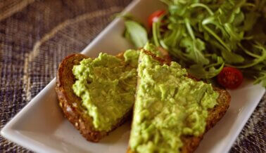 Pan tostado con aguacate y garbanzos