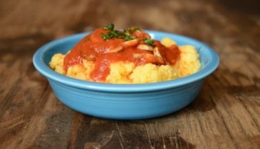 Polenta casera con salsa marinara de champiñones