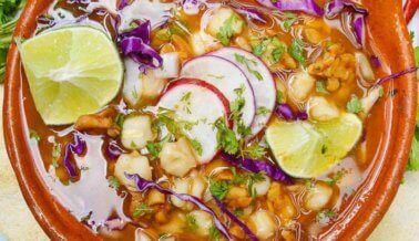 Tradicional Pozole hecho al estilo vegano