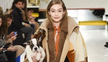 ¿Es en serio? Modelos de Tod’s visten ovejas muertas y llevan cachorros vivos en la pasarela