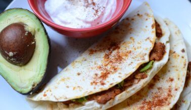 ‘Quesadillas’ de chorizo de soya y  aguacate