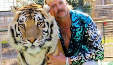 Nuevo Video de PETA Expone la Crueldad del Villano Tim Stark, de ‘Tiger King 2’, con los Cachorros