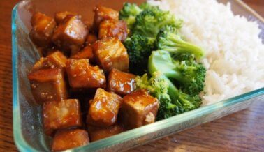 Tofu con arroz y brócoli