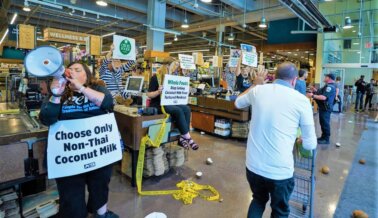 Arresto de manifestantes y cierre de Whole Foods por protesta contra el trabajo de monos Arresto de manifestantes y cierre de Whole Foods por protesta contra el trabajo de monos