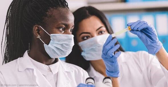  Mujeres Cientificas haciendo experimento